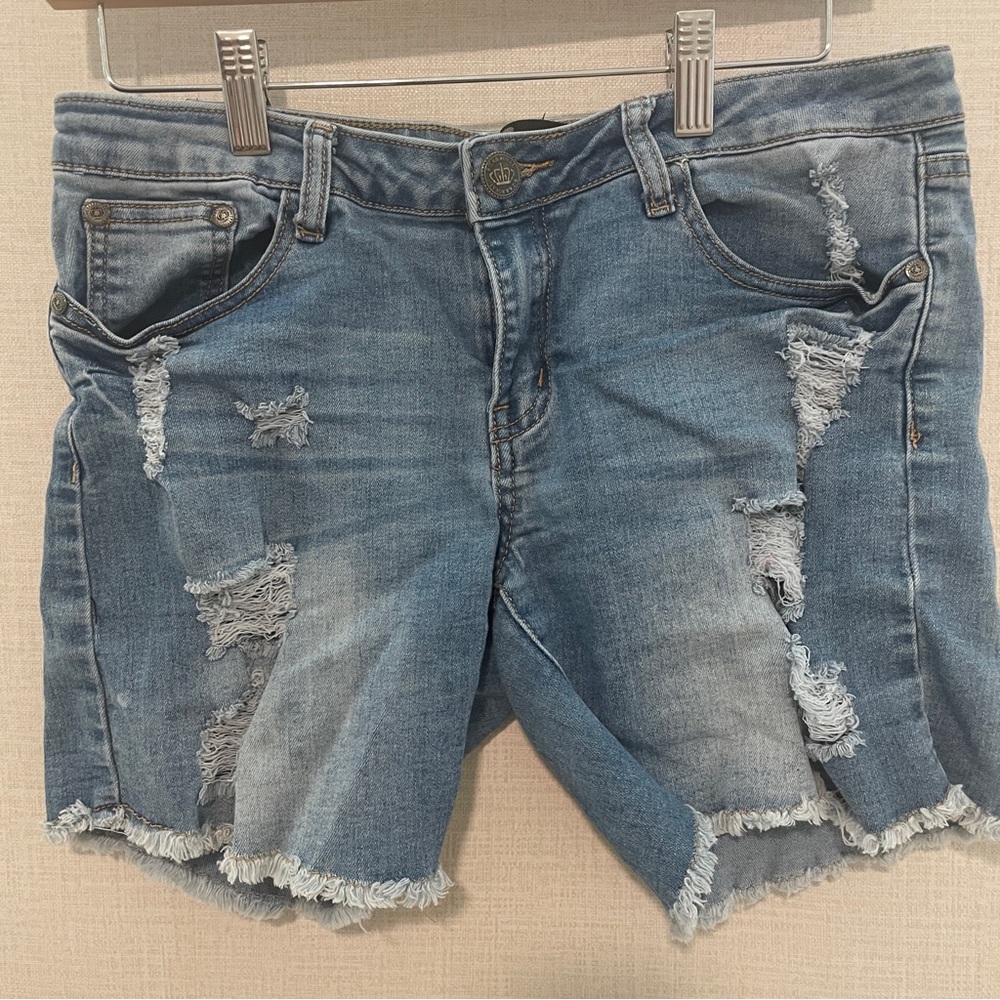 Rock & Royal distressed denim shorts. Size: large